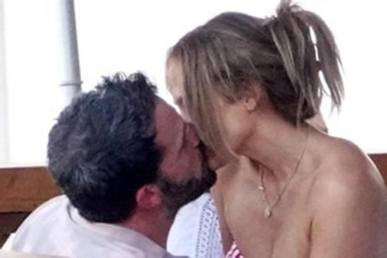 Jennifer Lopez và Ben Affleck hôn nhau giữa ồn ào ly hôn