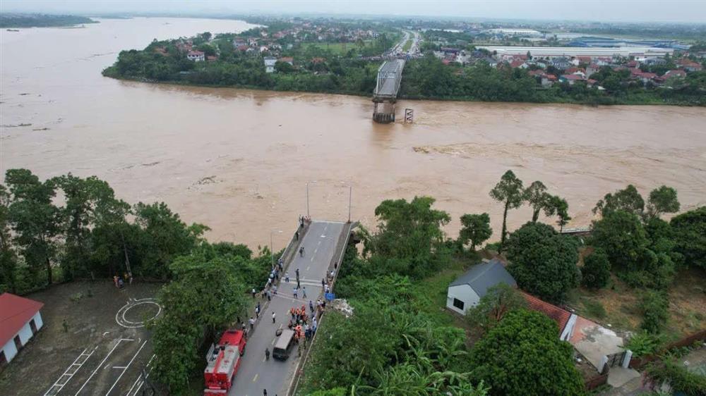 Nóng: Tìm thấy thi thể đôi vợ chồng đi xe máy sau 1 tuần sập cầu Phong Châu-1