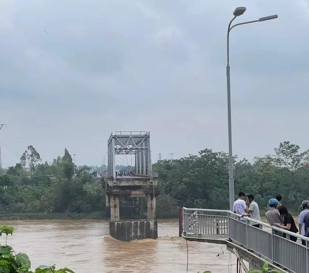 Nóng: Tìm thấy thi thể đôi vợ chồng đi xe máy sau 1 tuần sập cầu Phong Châu-2