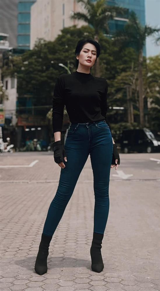 Phong cách cực ngầu của người tình ông trùm Dương cơ bắp phim Độc đạo