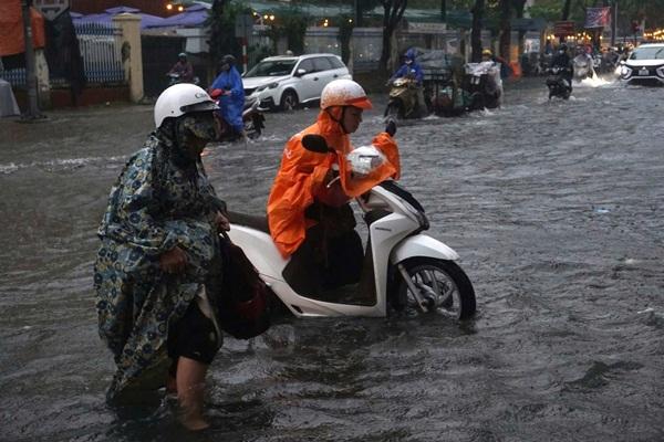 Tin bão số 4 khẩn cấp: Gió giật cấp 10, cách Đà Nẵng hơn 200km-3