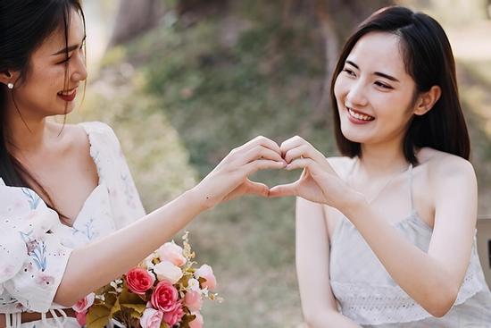 Chết lặng khi bóc phong bì mừng cưới của bạn thân