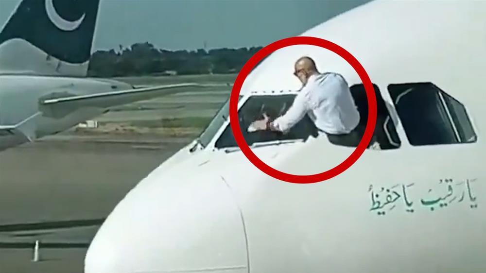 Phi công nhoài người ra ngoài lau kính máy bay khiến dư luận xôn xao-1