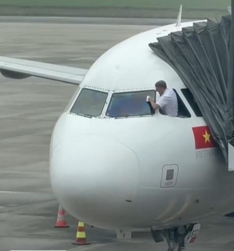 Phi công nhoài người ra ngoài lau kính máy bay khiến dư luận xôn xao-2