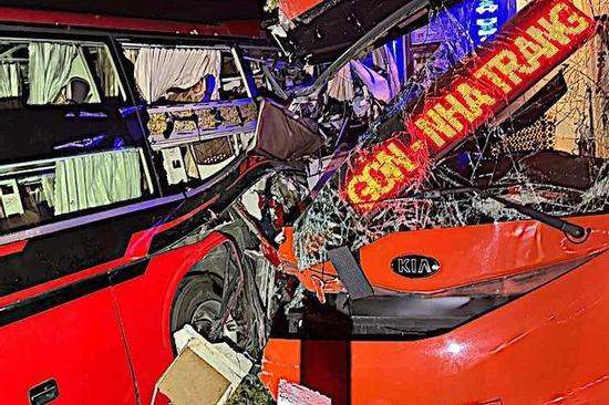 Xe khách tông nhau trên cao tốc Vĩnh Hảo - Phan Thiết, 2 người tử vong