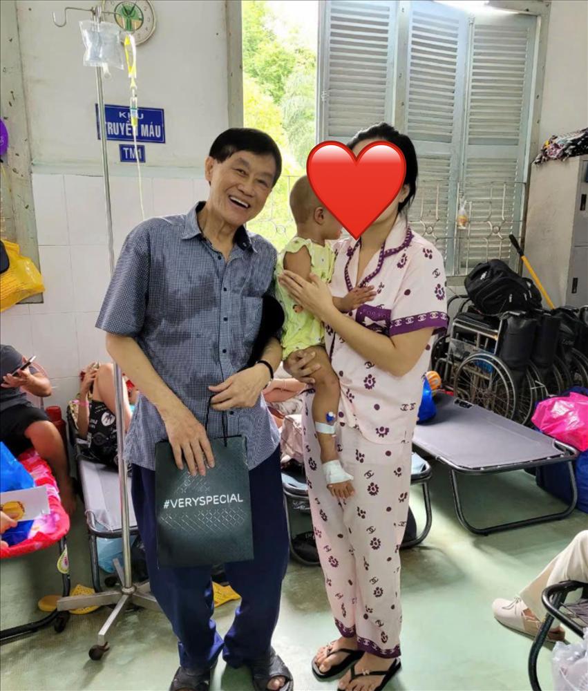 Diện mạo gây bất ngờ của bố chồng Hà Tăng khi xuất hiện chớp nhoáng tại 1 bệnh viện-2