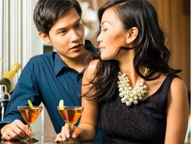 Lỡ ‘mặn nồng’ với chàng phi công trẻ, tôi điêu đứng khi anh ta đe dọa nói hết bí mật cho chồng-1