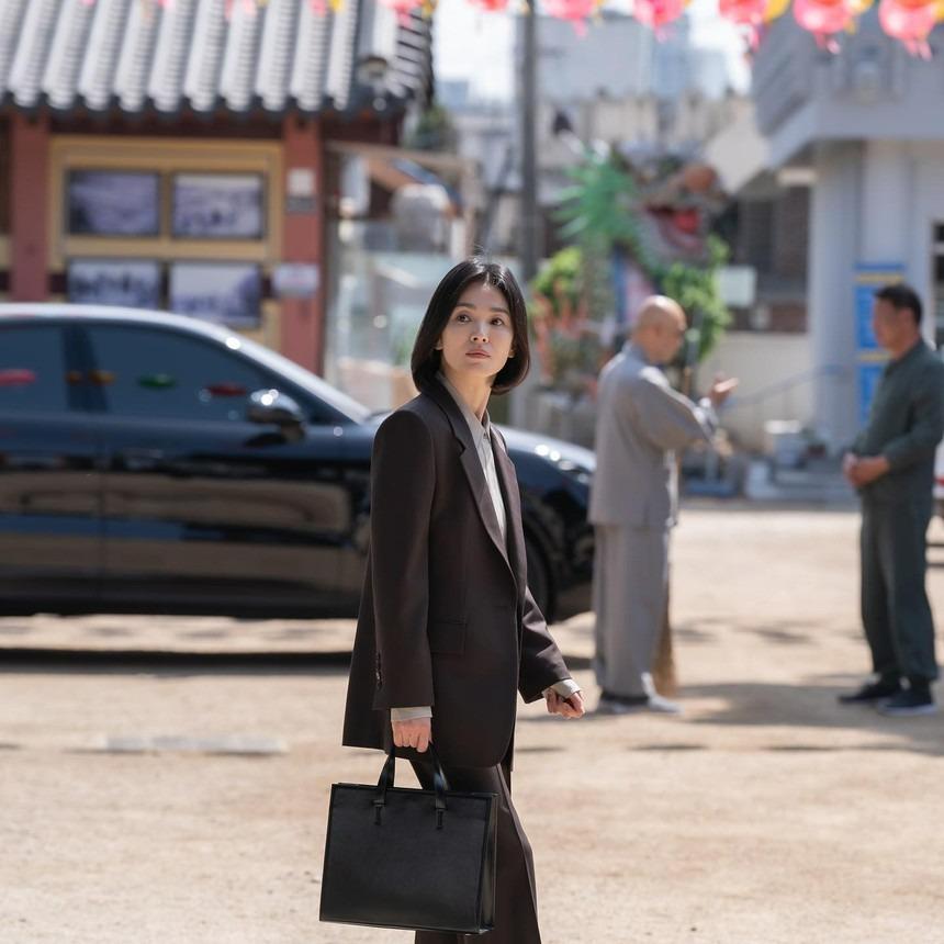 Tham khảo Song Hye Kyo cách diện đồ tối màu sang trọng
