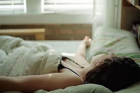 Ngay đêm tân hôn chồng ghẻ lạnh cô vợ mới cưới chỉ vì hành động hư hỏng này