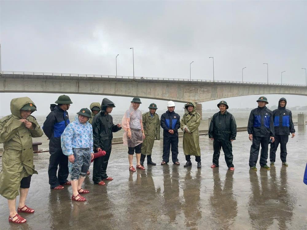 Bão số 4 áp sát bờ, Quảng Trị di dời khẩn cấp các hộ dân-5