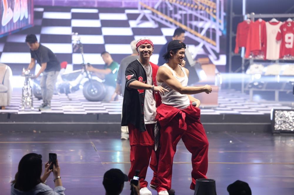 Neko Lê, Bùi Công Nam, BB Trần lần lượt bỏ cuộc vì thổi sáo quá khó-2