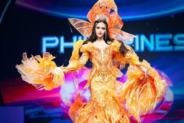 Vũ Thu Phương catwalk trên du thuyền triệu đô, Hoàng Thùy khéo léo xử lý sự cố-11