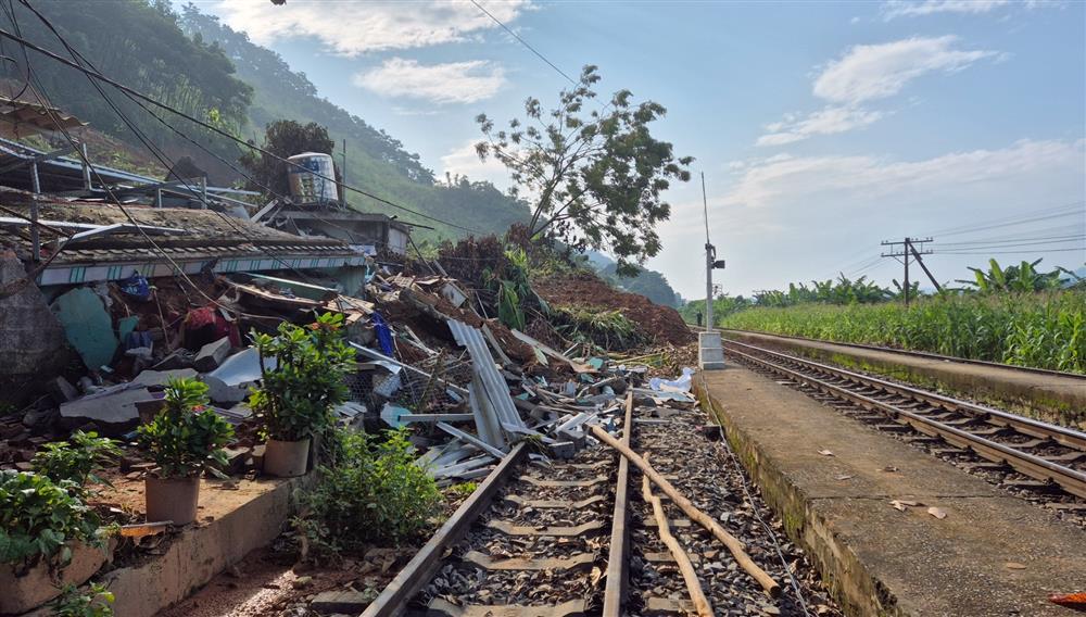 Nguy cơ tiếp tục sạt lở nuốt gọn nhà ga đường sắt ở Yên Bái-2