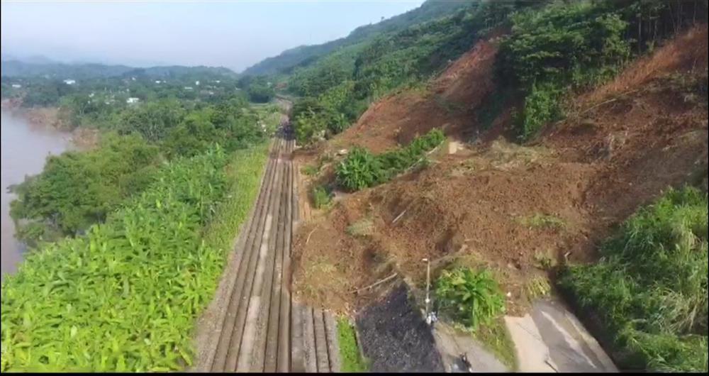 Nguy cơ tiếp tục sạt lở nuốt gọn nhà ga đường sắt ở Yên Bái-3