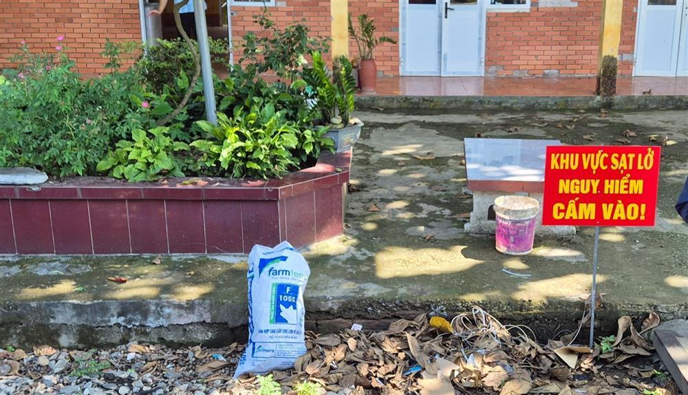 Nguy cơ tiếp tục sạt lở nuốt gọn nhà ga đường sắt ở Yên Bái-4