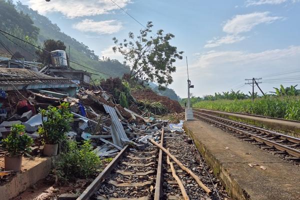 Hiện trường vụ tàu hàng bị trật bánh khi qua đèo Hải Vân-9