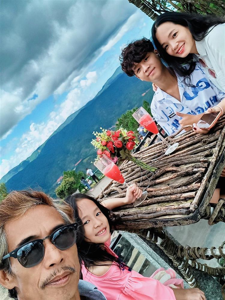 Nghệ sĩ có gương mặt khắc khổ nhất màn ảnh Việt có vợ trẻ đẹp kém 25 tuổi là ai?-12