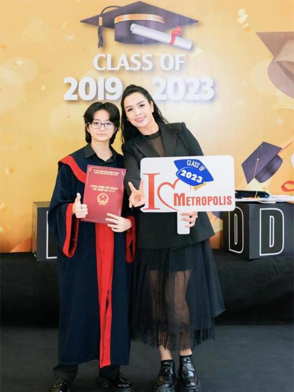 Con gái cựu siêu mẫu Thúy Hằng có cá tính giống mẹ-2