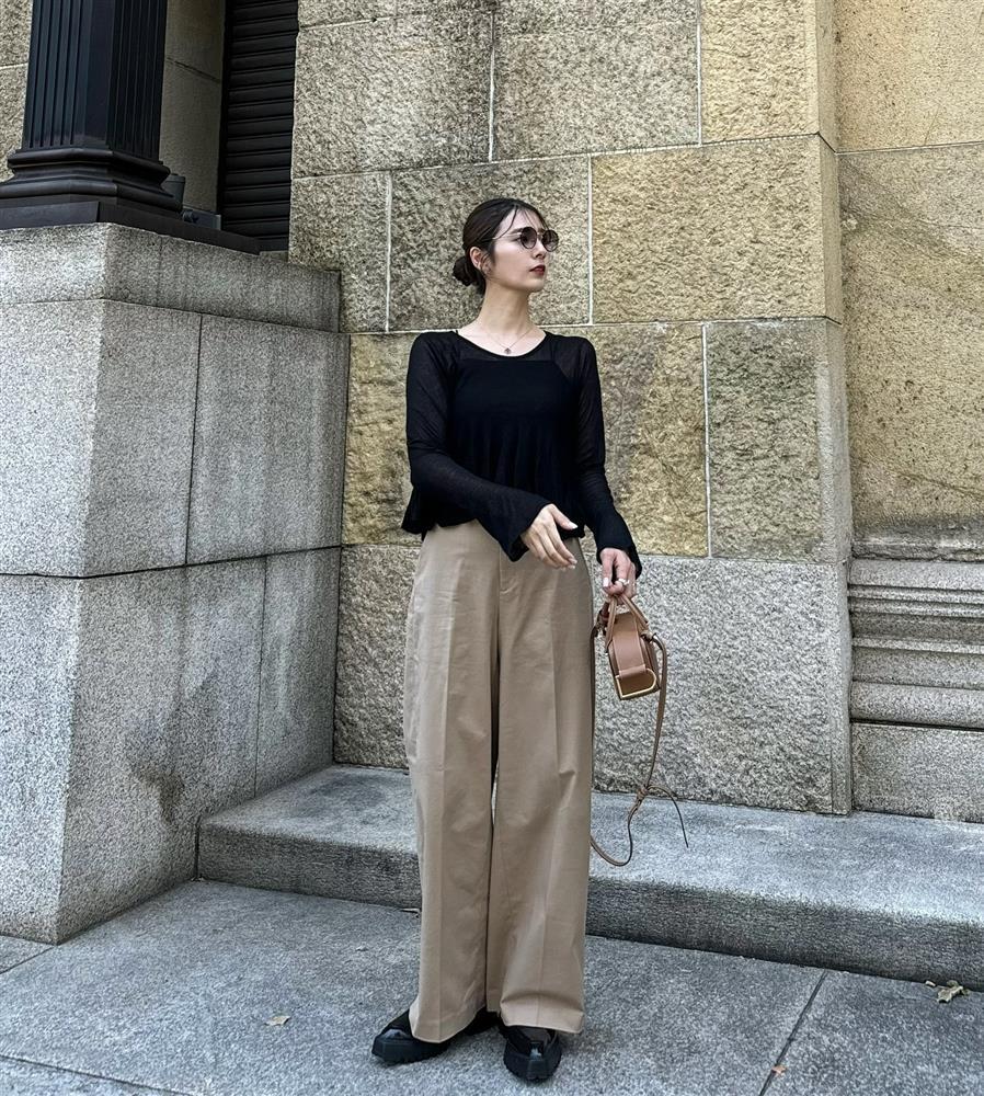 4 kiểu áo tối giản được phụ nữ Nhật Bản yêu thích trong mùa thu-1