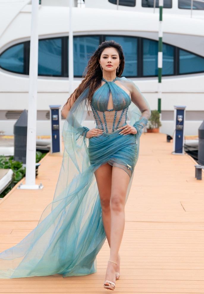 Vũ Thu Phương catwalk trên du thuyền triệu đô, Hoàng Thùy khéo léo xử lý sự cố-3