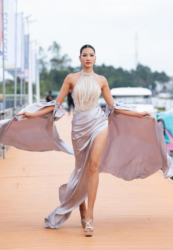 Vũ Thu Phương catwalk trên du thuyền triệu đô, Hoàng Thùy khéo léo xử lý sự cố-5