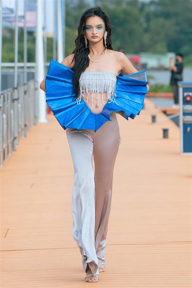 Vũ Thu Phương catwalk trên du thuyền triệu đô, Hoàng Thùy khéo léo xử lý sự cố-7