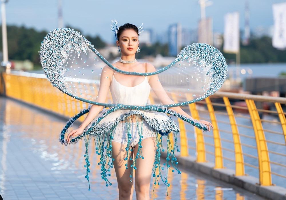 Vũ Thu Phương catwalk trên du thuyền triệu đô, Hoàng Thùy khéo léo xử lý sự cố-8