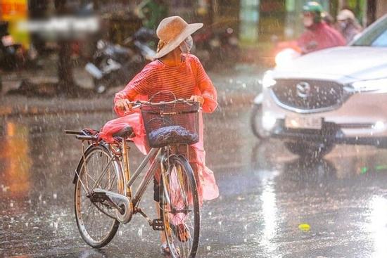 Miền Bắc mưa dông trước khi không khí lạnh tràn về