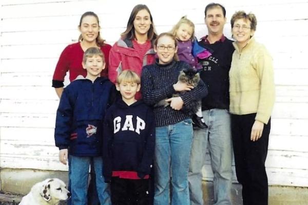 Lời chúc mừng sinh nhật lộ sự phân biệt đối xử của mẹ với con gái gây tranh cãi-2