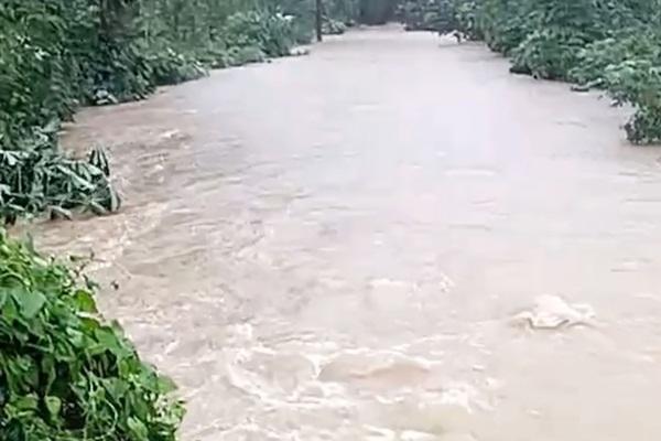 3 học sinh ở Nghệ An bị nước cuốn khi qua cầu tràn, 1 em mất tích-2