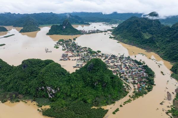 Ngắm ‘làng du lịch tốt nhất thế giới’ đẹp như tranh trong nước lũ-1