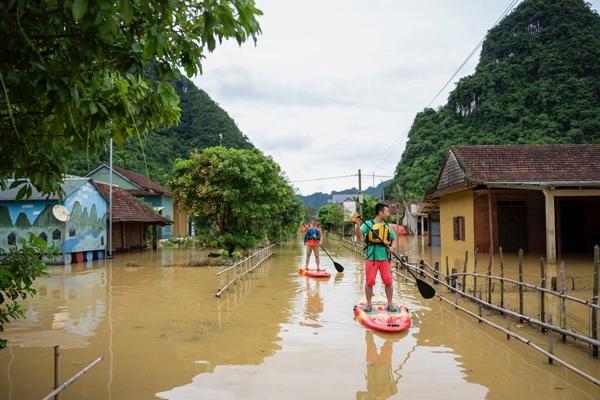 Ngắm ‘làng du lịch tốt nhất thế giới’ đẹp như tranh trong nước lũ-2