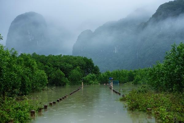 Ngắm ‘làng du lịch tốt nhất thế giới’ đẹp như tranh trong nước lũ-6