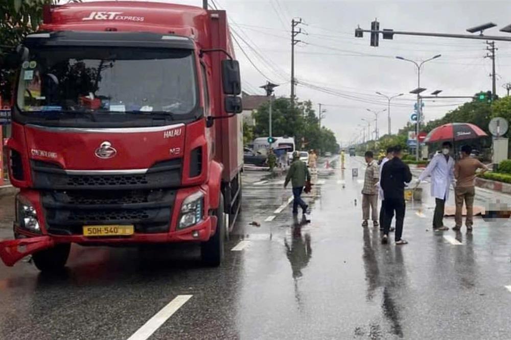 Ô tô gây tai nạn liên hoàn, hai vợ chồng ở Hà Tĩnh tử vong-1