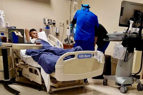 Mẹ Kasim Hoàng Vũ bật khóc, cúi lạy vợ cũ Bằng Kiều: Chị biết ơn em nhiều lắm-3