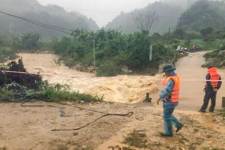 Huy động gần 200 người tìm kiếm 2 nạn nhân bị cuốn trôi ở Sơn La-1