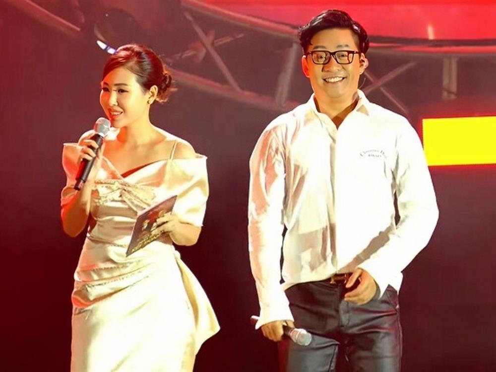 khong-phai-phan-anh-nu-mc-gay-sot-tai-liveshow-tuan-hung-la-btv-tai-chinh-tung-la-hoa-khoi-hoc-vien-nh-chp-mn-hnh-4-09-2-12962.jpg