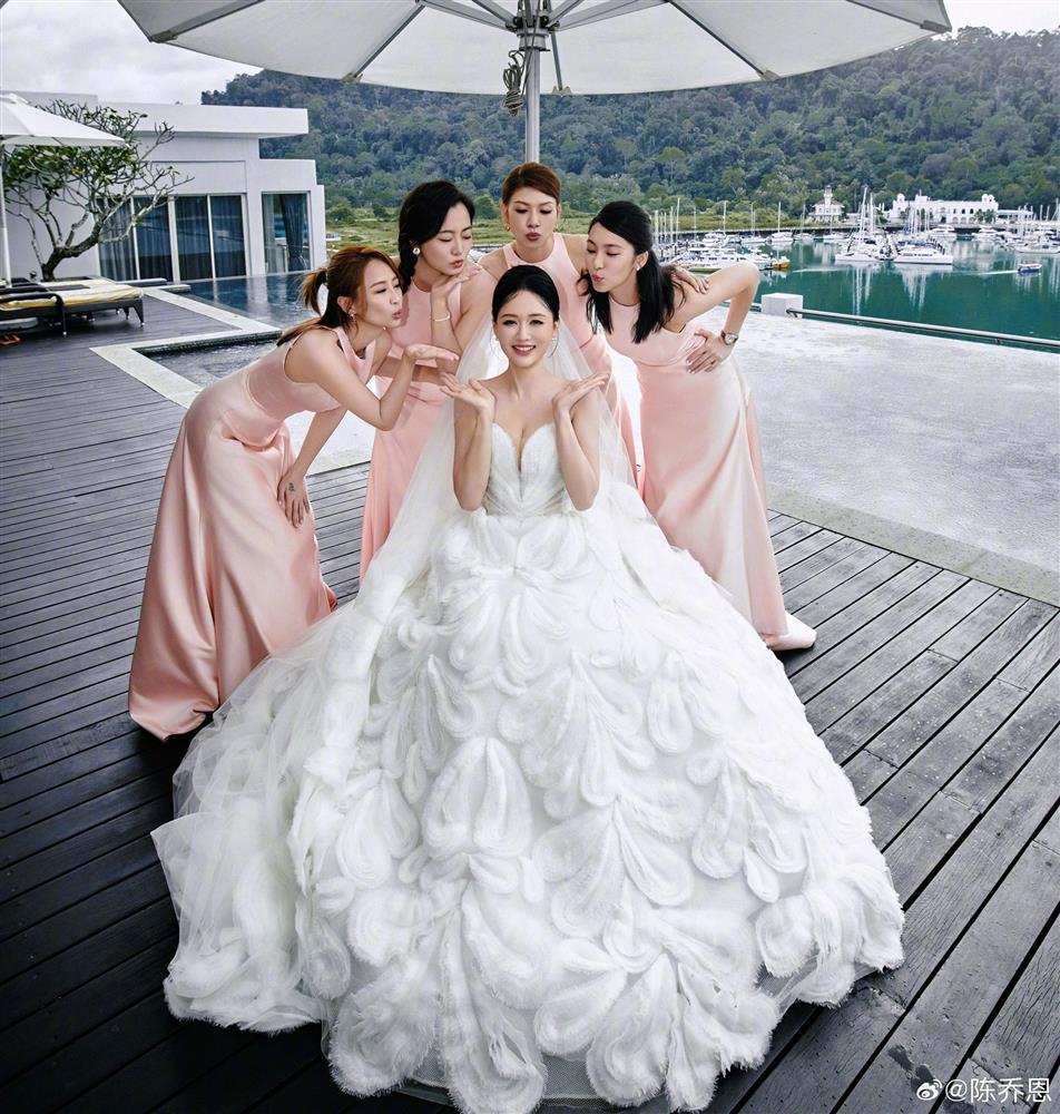 Trần Kiều Ân rạng ngời trong lễ cưới-5