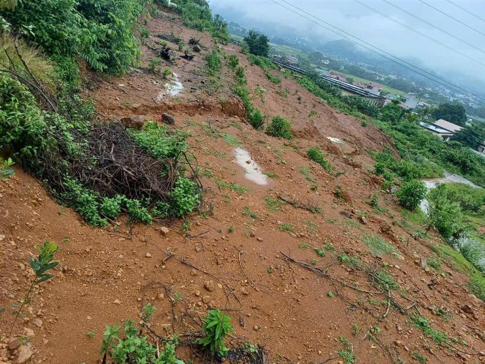 Phát hiện vết nứt dài trên đồi, TP Hòa Bình sơ tán 47 hộ dân-1