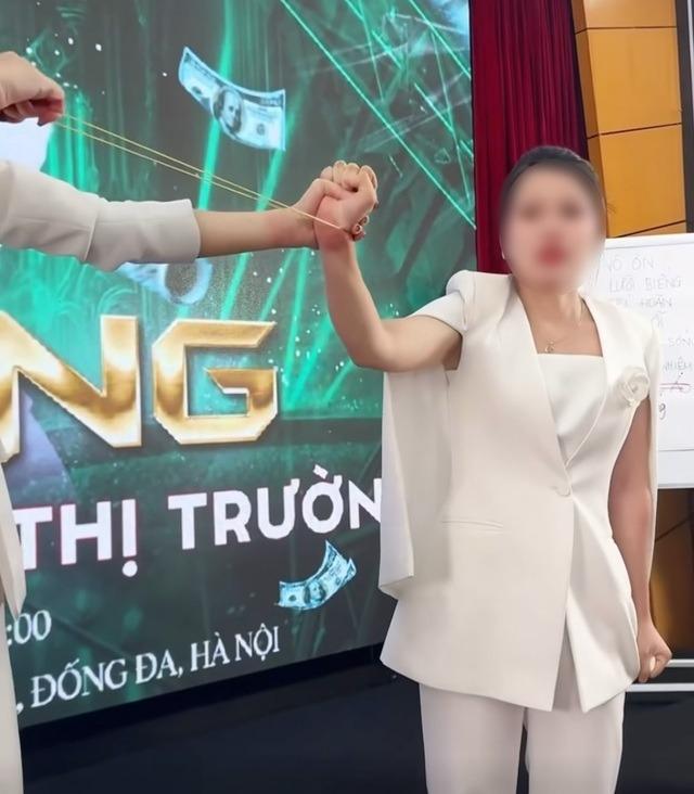 Bị nữ tổng tài bắn chun sưng tay để đào tạo bán hàng, người trong cuộc nói gì?-1