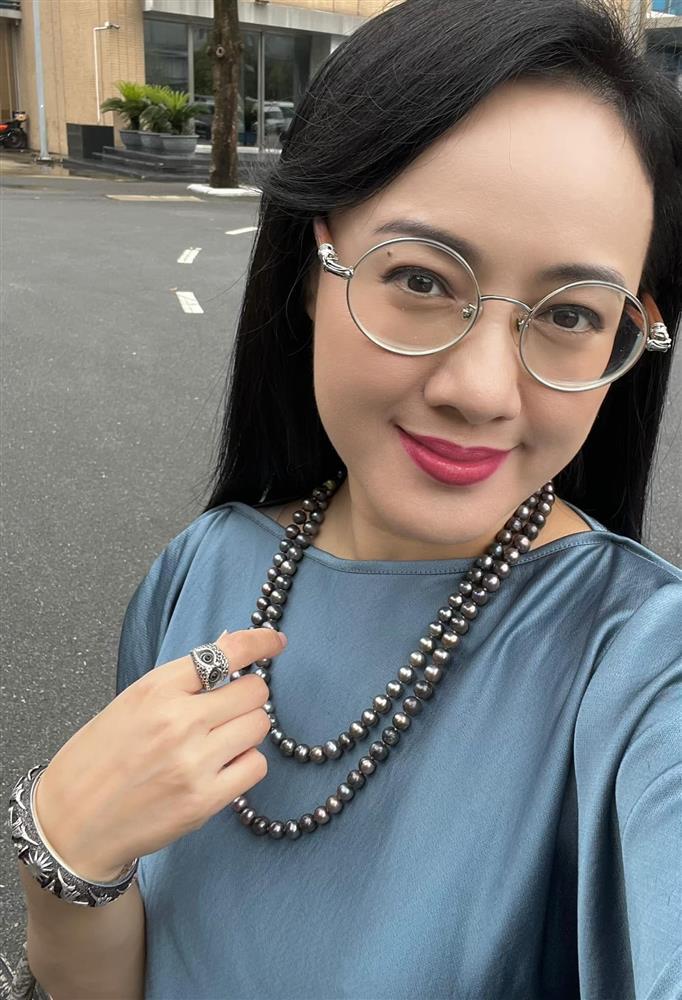 MC Hoài Anh VTV bất ngờ với món quà độc, lạ từ khán giả-1