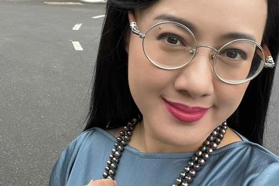 MC Hoài Anh VTV bất ngờ với món quà 'độc, lạ' từ khán giả