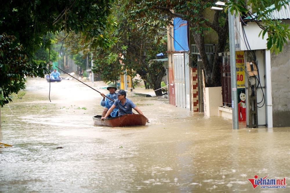 Nước lũ dâng ngập nhà dân, 3.000 học sinh Thanh Hóa phải nghỉ học-1