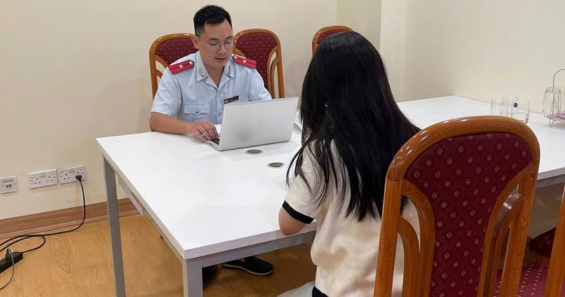 Người phụ nữ bị xử phạt vì  hình ảnh có đường lưỡi bò khi giảng dạy-1