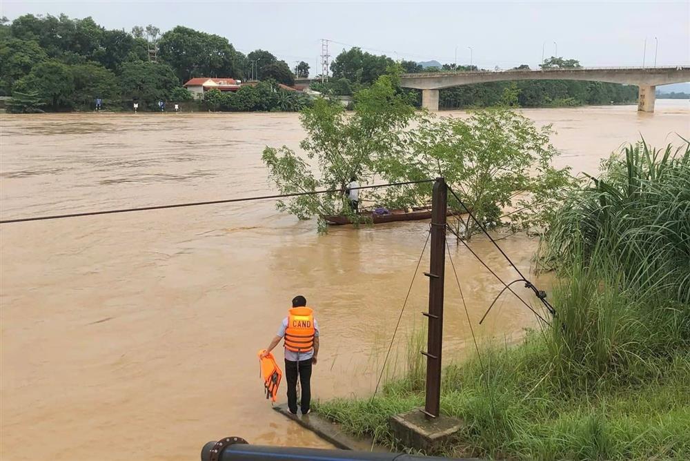 Người đàn ông ở Thanh Hóa bị nước lũ cuốn trôi 2km, sống sót kỳ diệu-1