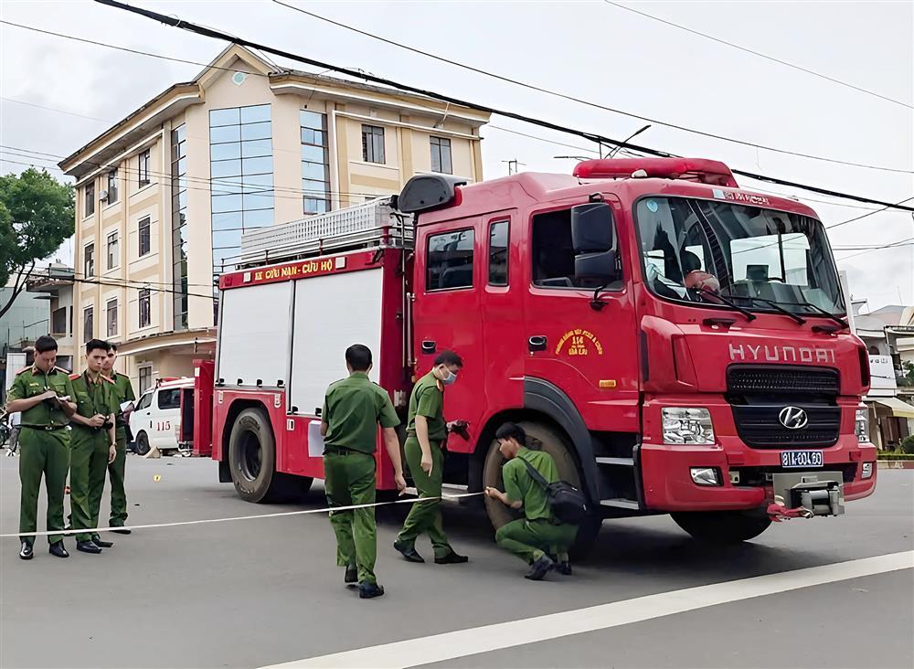 Va chạm với xe cứu hỏa đi làm nhiệm vụ, nam thanh niên tử vong tại chỗ-1