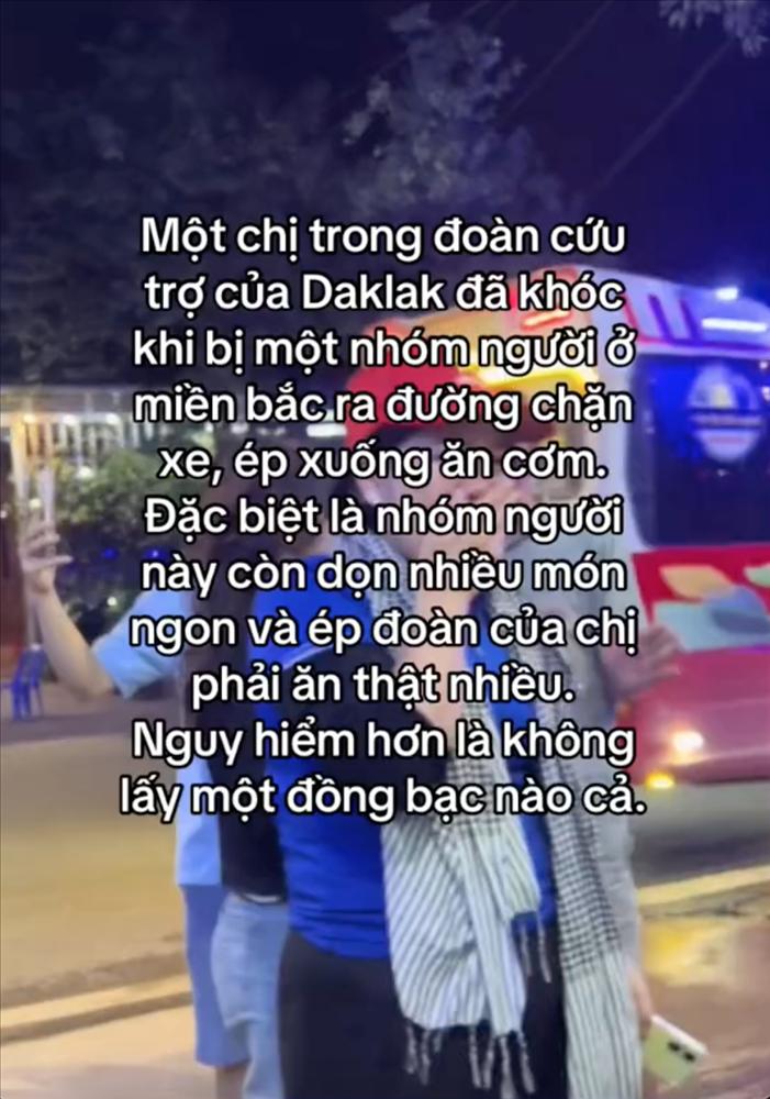 Người phụ nữ trong đoàn cứu trợ Đắk Lắk bật khóc khi bị chặn xe, ép làm một việc: Dân mạng nghe xong thì vỡ oà-1