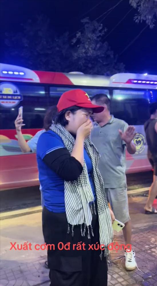 Người phụ nữ trong đoàn cứu trợ Đắk Lắk bật khóc khi bị chặn xe, ép làm một việc: Dân mạng nghe xong thì vỡ oà-2