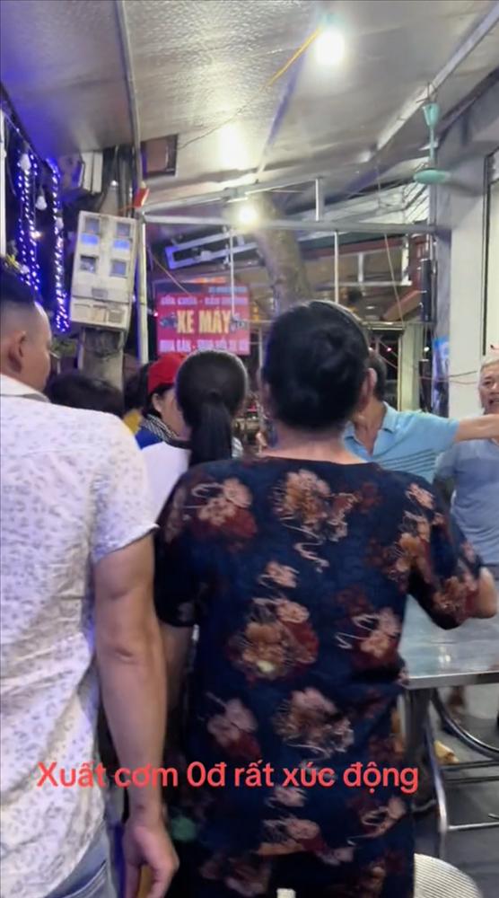 Người phụ nữ trong đoàn cứu trợ Đắk Lắk bật khóc khi bị chặn xe, ép làm một việc: Dân mạng nghe xong thì vỡ oà-3