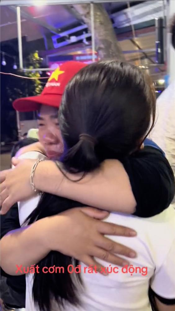 Người phụ nữ trong đoàn cứu trợ Đắk Lắk bật khóc khi bị chặn xe, ép làm một việc: Dân mạng nghe xong thì vỡ oà-4